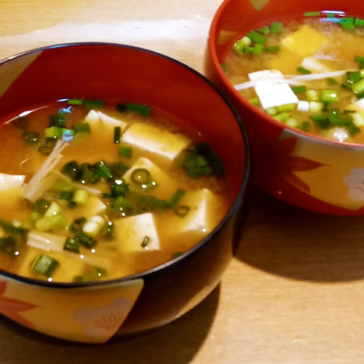 お豆腐・えのきにネギたくさんのお味噌汁